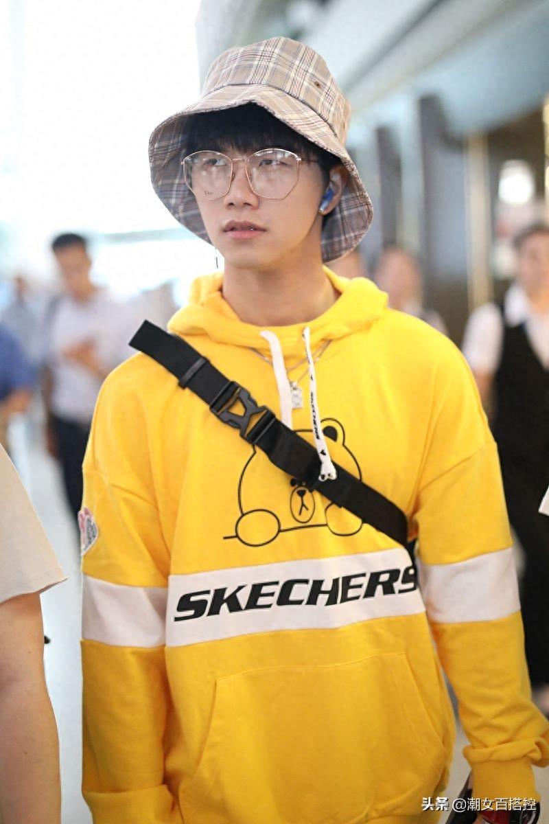 陆思恒简约穿搭尽显清新帅气，斜挎背包时髦范满屏