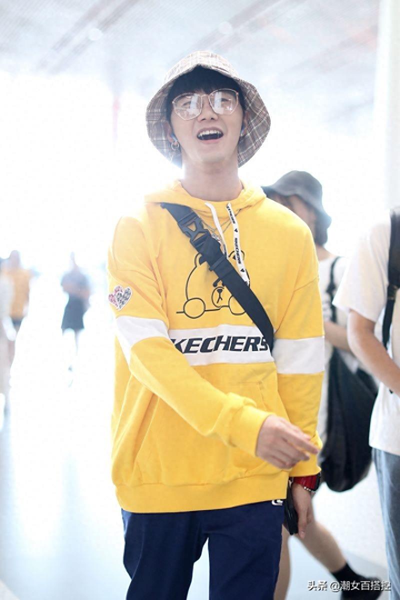 陆思恒简约穿搭尽显清新帅气，斜挎背包时髦范满屏