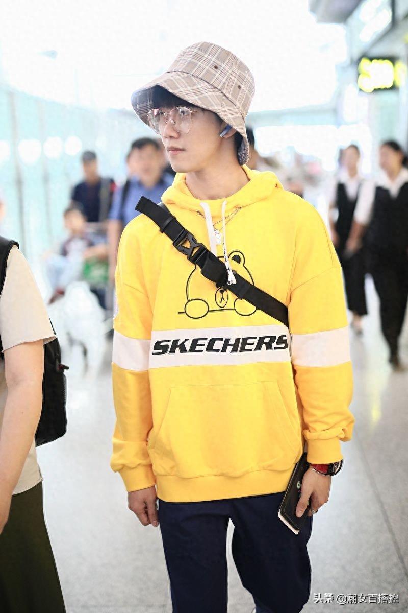 陆思恒简约穿搭尽显清新帅气，斜挎背包时髦范满屏