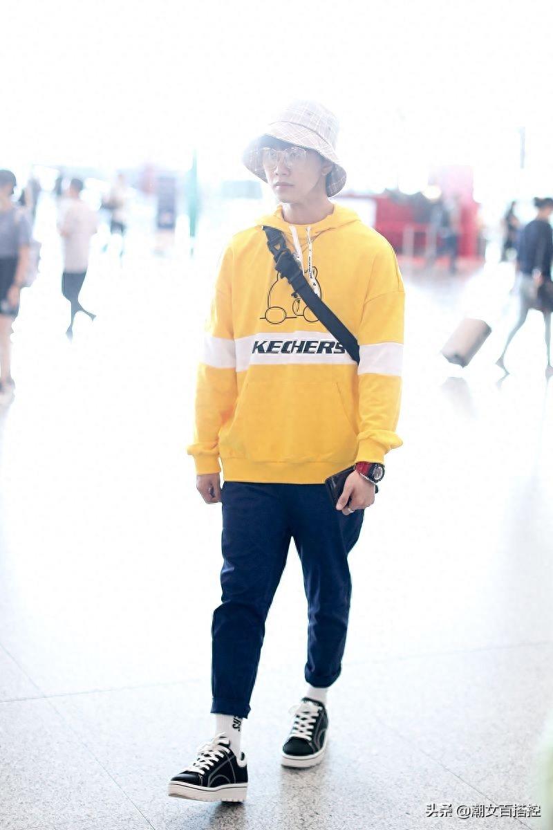 陆思恒简约穿搭尽显清新帅气，斜挎背包时髦范满屏