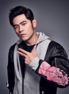 ​周杰伦新歌曝光自己学历低，中学时代为暗恋女生写情书还租房