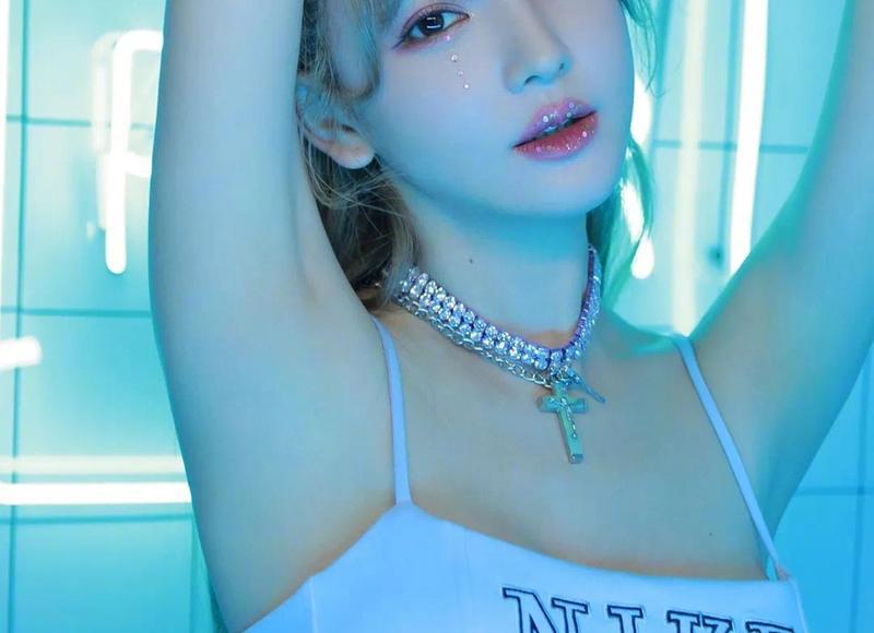 qq和女生聊天怎么开头(qq上女生都是怎么聊天的)