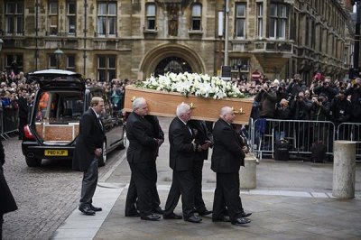 ​霍金21岁开始瘫痪，终日坐在轮椅上，他的三个孩子是怎么来的？