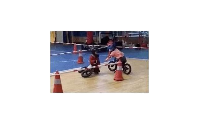 两个女生怎么进行爱的交往 两个女孩的恋爱能被大众接受吗