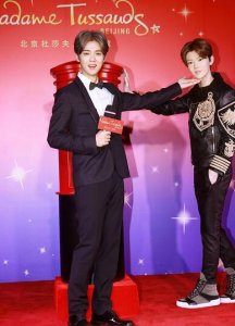 ​网传鹿晗蜡像被亲掉色 然而真相却是这样！