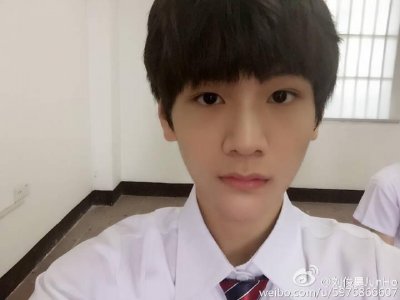 ​TF家族新成员刘俊昊晒自拍 网友纷纷表示:孩子 你有点丑