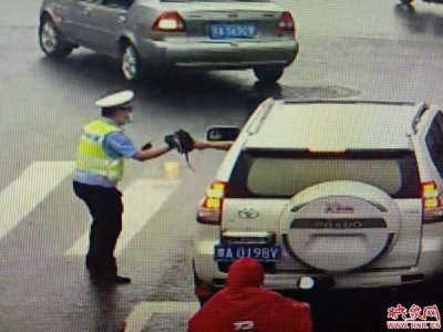 ​登封“贺涵”，您在哪里，交警向您敬礼致谢