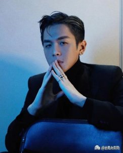 ​原来偏分发型才是真的嫩！