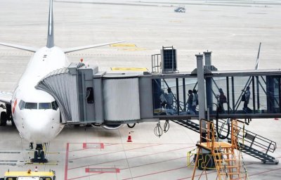 ​机场摆渡车有啥“黑科技”？空闲廊桥不用，为什么非要用摆渡车？