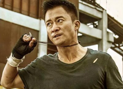 ​吴京为庆八一穿军装惹争议，遭大V当众质疑违规：不是军人别乱穿