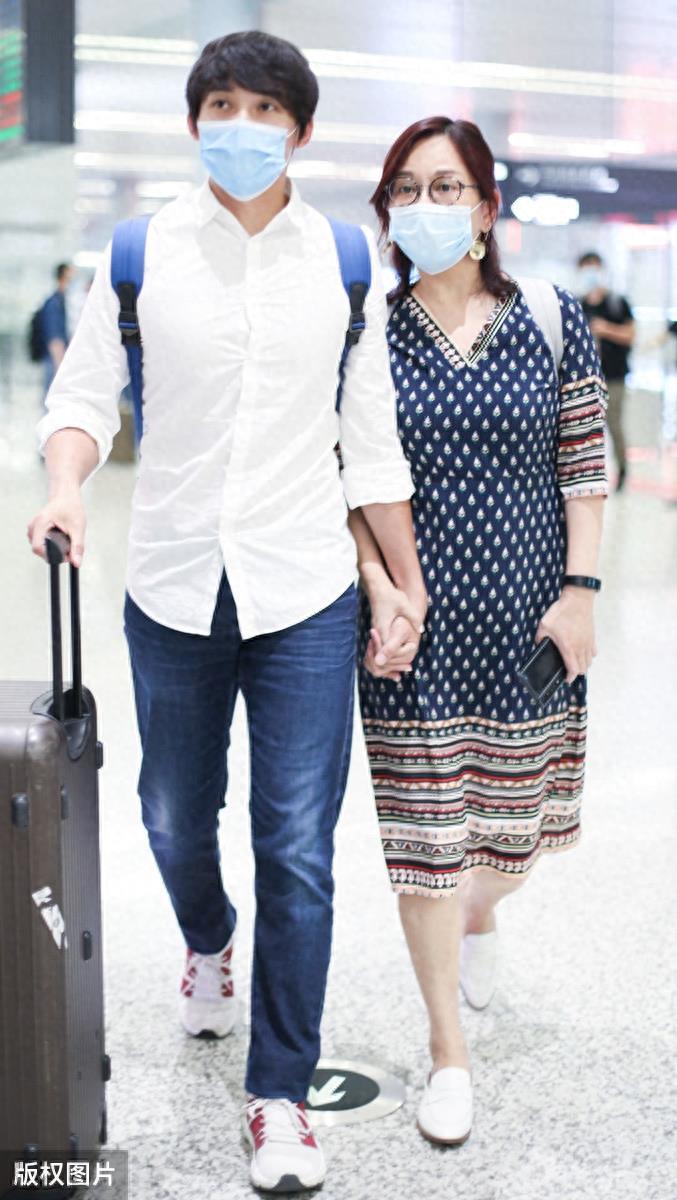 张铎夫妇低调现身机场，结婚10年仍低调，令人羡慕的一对