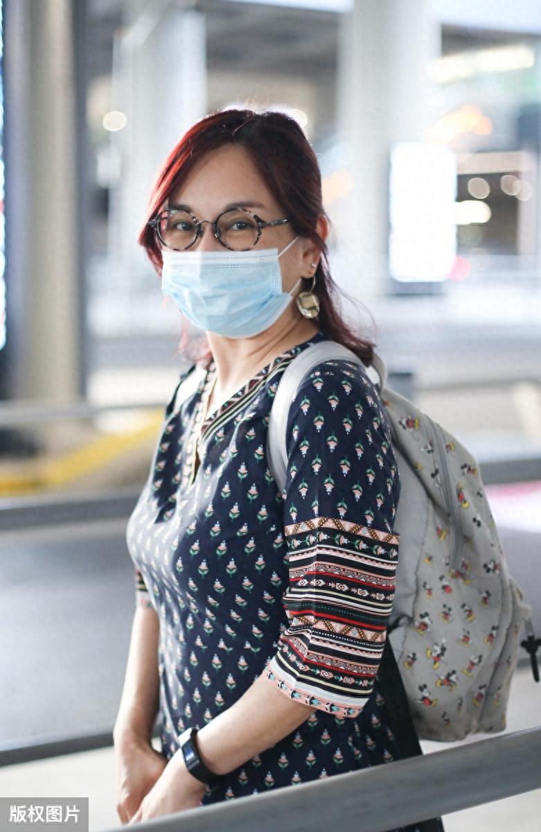 张铎夫妇低调现身机场，结婚10年仍低调，令人羡慕的一对