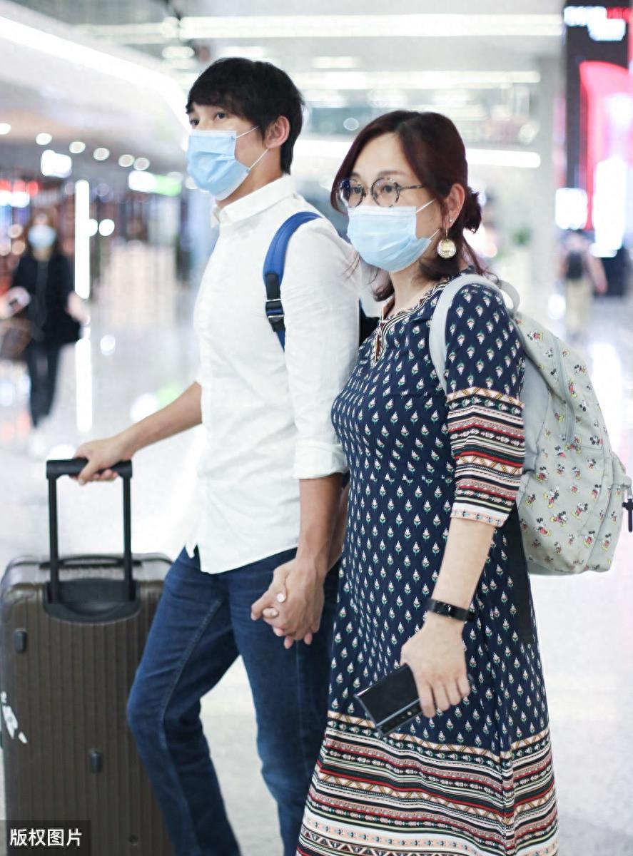 张铎夫妇低调现身机场，结婚10年仍低调，令人羡慕的一对