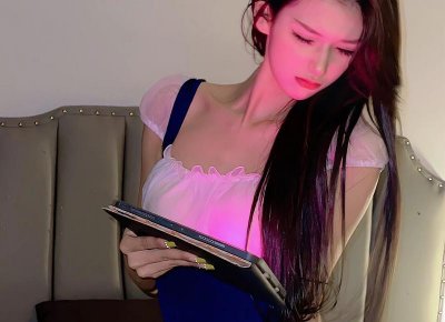 ​女朋友拒绝亲亲抱抱