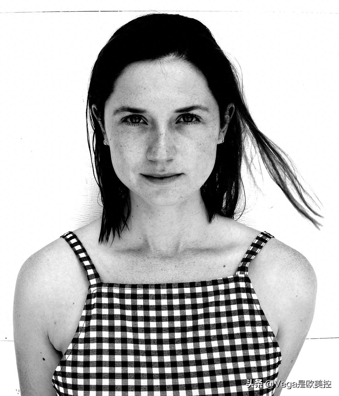 《哈利·波特》金妮扮演者邦妮近照，气质大方身材赛超模