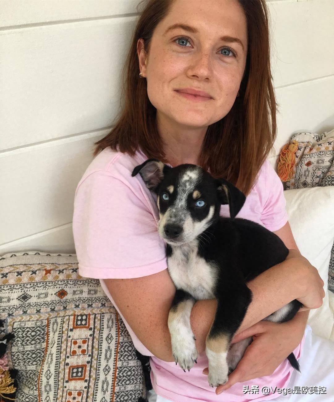 《哈利·波特》金妮扮演者邦妮近照，气质大方身材赛超模