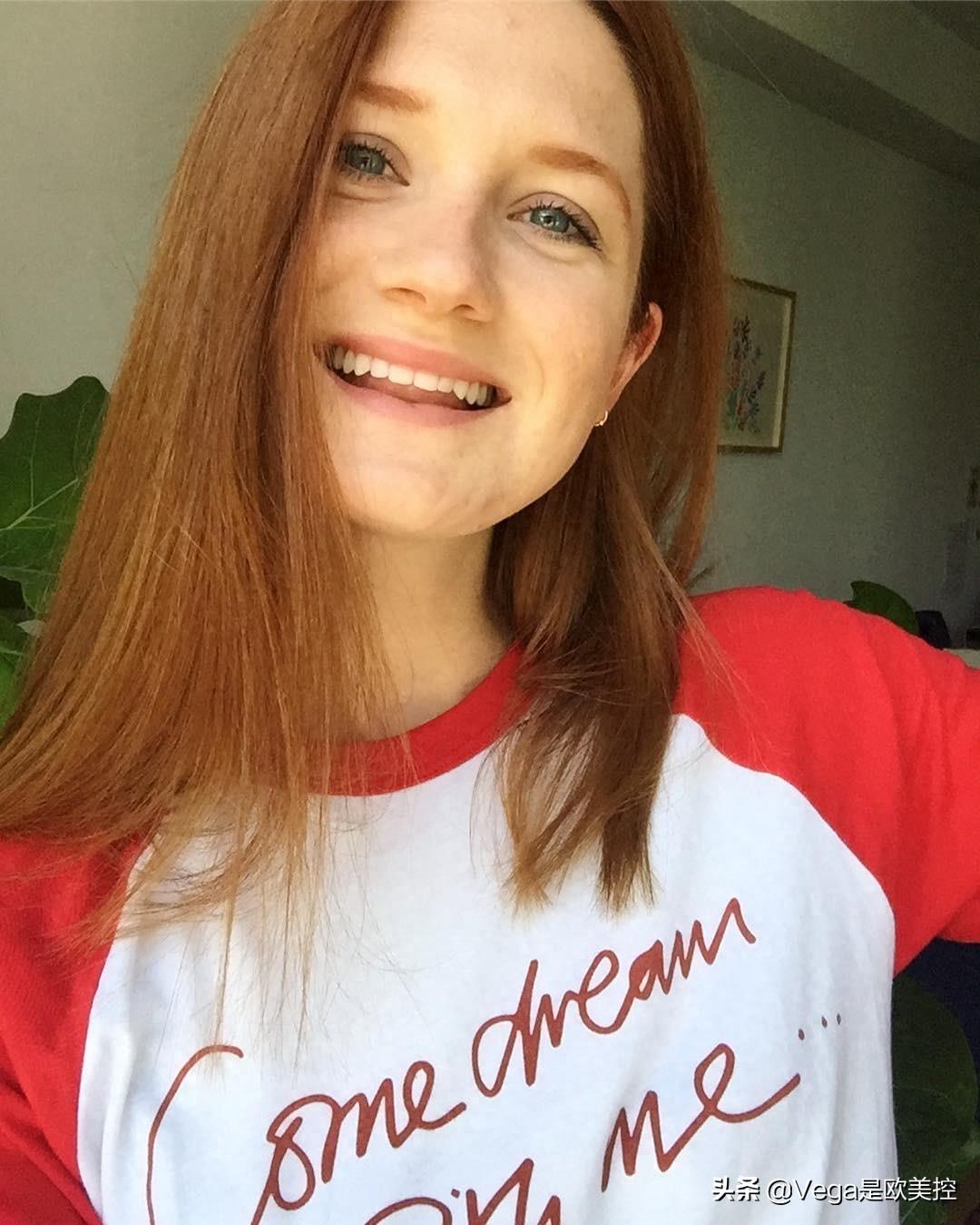 《哈利·波特》金妮扮演者邦妮近照，气质大方身材赛超模