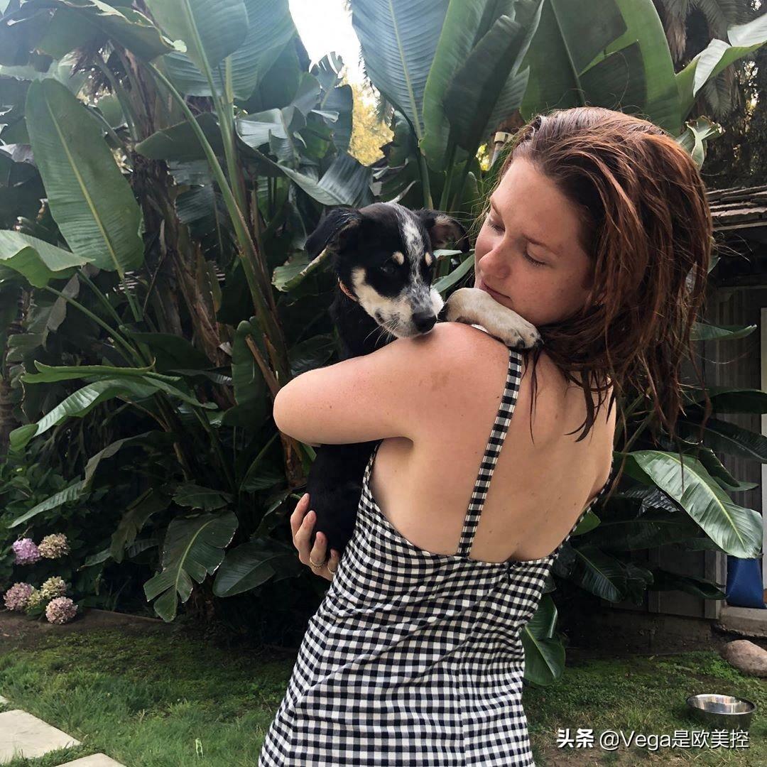 《哈利·波特》金妮扮演者邦妮近照，气质大方身材赛超模