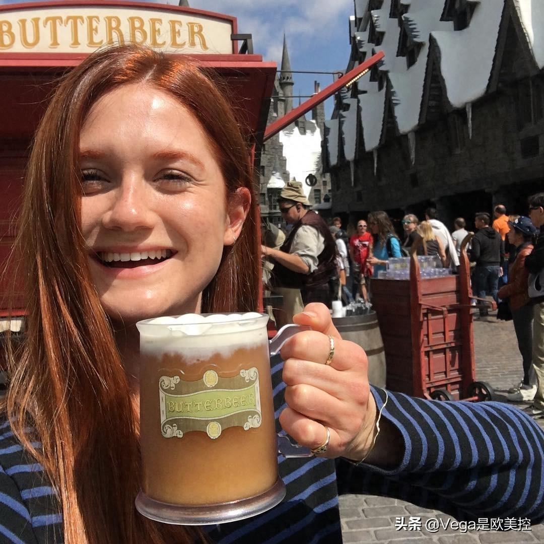 《哈利·波特》金妮扮演者邦妮近照，气质大方身材赛超模