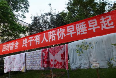 ​大学生花式“晒被子”走红，个个都是人才，你能憋到第几张不笑？