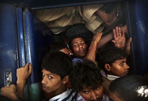 印度人挤火车，人压着人睡觉