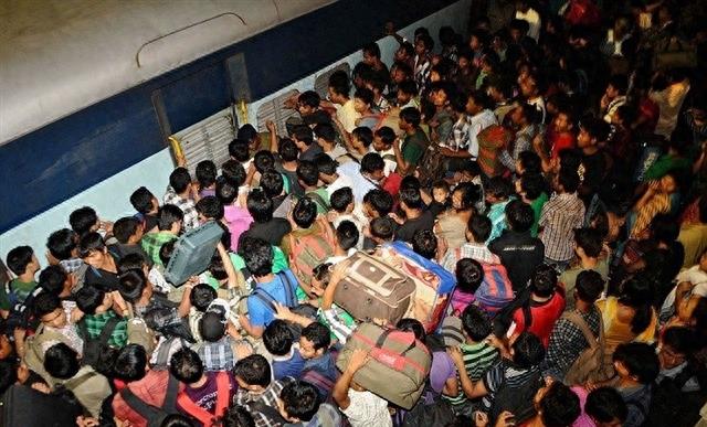 印度人挤火车，人压着人睡觉