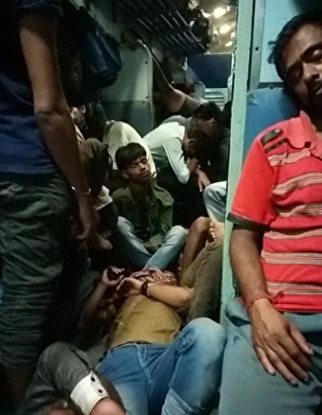 印度人挤火车，人压着人睡觉