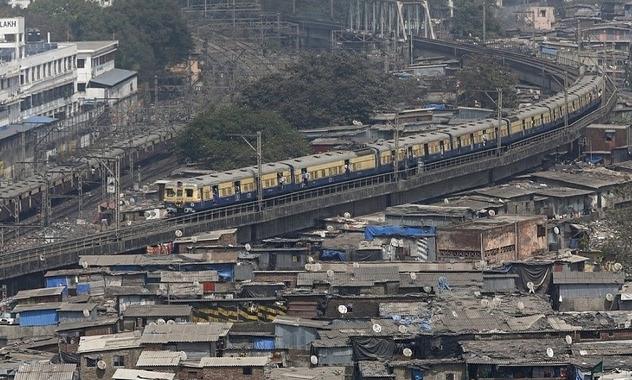 印度人挤火车，人压着人睡觉