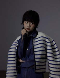 ​谭松韵剪短发完全颠覆印象，雀斑妆鬼马俏皮，小圆脸拍出了少年感