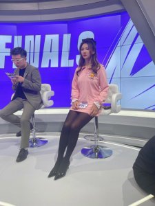 ​小苍重回LOL解说台！粉色短裙御姐范十足，LPL老观众：不老女神