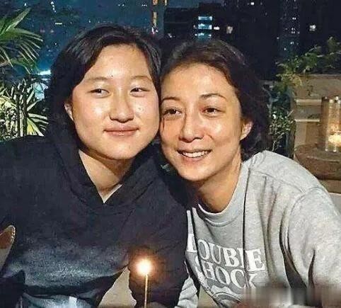 成龙为什么不认女儿 ?