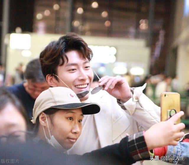 男人直勾勾盯着你看代表什么（男人直勾勾目不转睛盯着你）