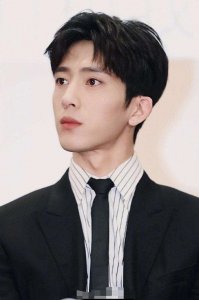 ​井柏然现在身价多少亿？(井柏然出生28天被弃，如今却成当红明星身价上亿)