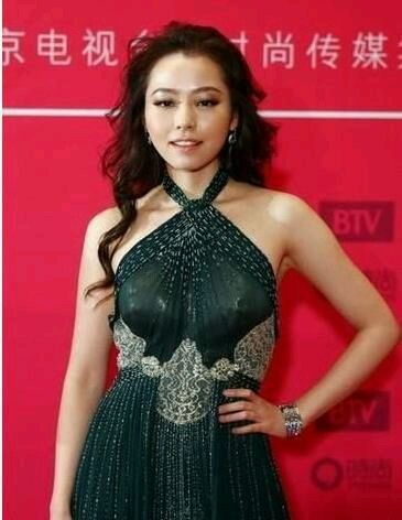 张靓颖为冯轲打乳环钉图片,公司前员工爆料张靓颖被冯轲控制虐待