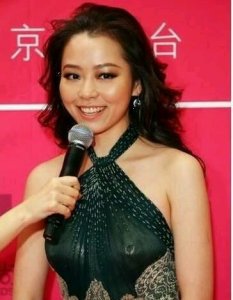 ​张靓颖为冯轲打乳环钉图片,公司前员工爆料张靓颖被冯轲控制虐待
