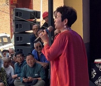 ​董文华近况被指落魄！现身农村演出浑身珠宝，卖力唱歌不减当年