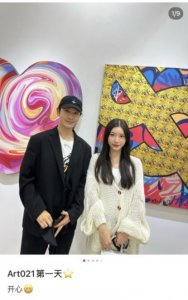 ​黄晓明与绯闻女友现身画展，女方神似杨颖，身材前凸后翘