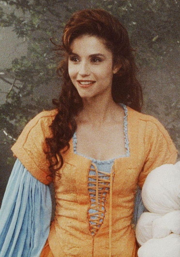 亚历桑德拉·马提尼斯个人资料写真作品