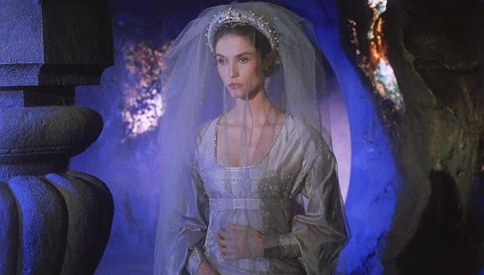 亚历桑德拉·马提尼斯个人资料写真作品