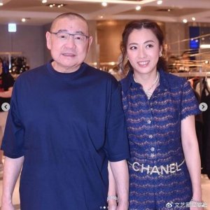 ​44岁甘比被偶遇，生图很显老撞脸刘銮雄！含胸驼背脖子前倾体态差