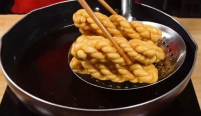 ​炸麻花和面最关键，学会这几步在家自己做，简单易做，一学就会