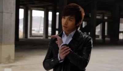 ​原来当年《铠甲勇士》黑犀铠甲北淼的扮演者是他，也太优秀了吧！