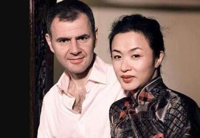 金星收养三个子女（53岁金星23岁娶妻）(24)