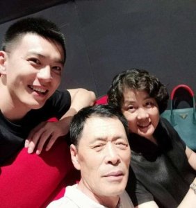 ​杨鸣老婆，杨鸣主教练年薪(杨鸣有什么资格做主教练)