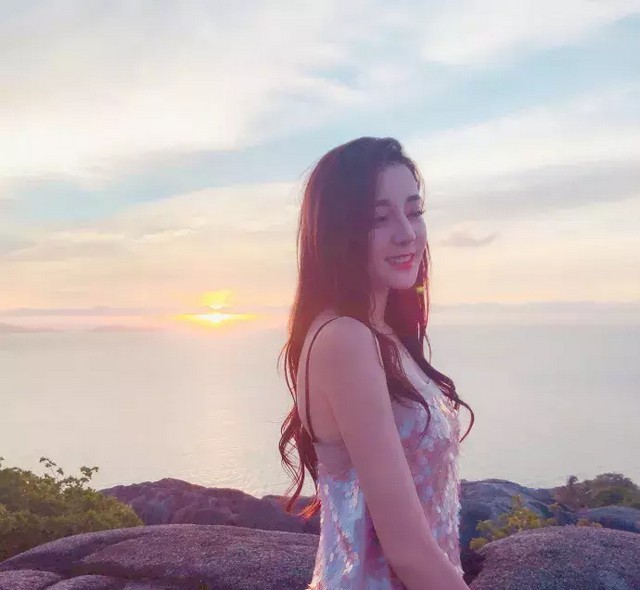 女明星露点照片（秀智学雪莉放飞自我露点上镜）