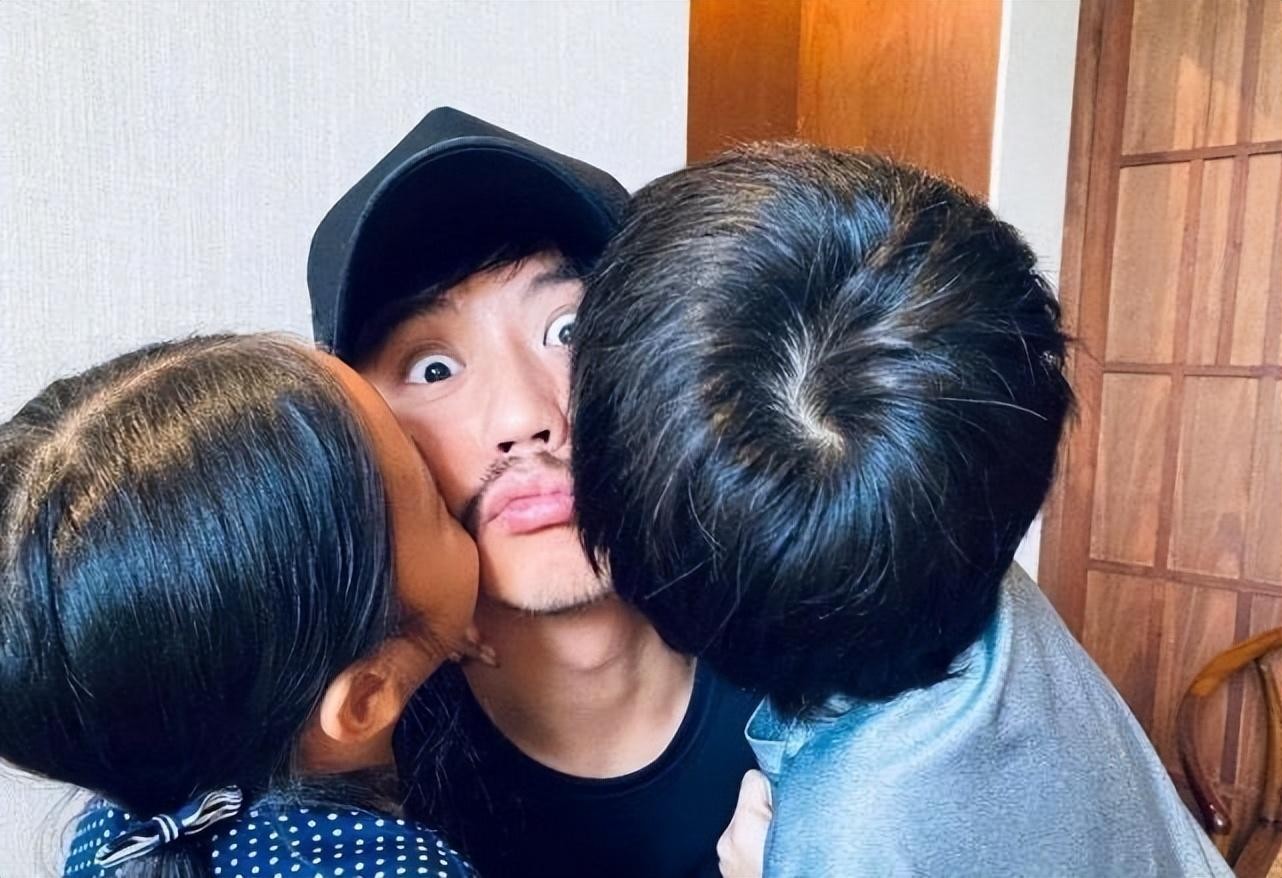 孙俪谈老公当导演不易,邓超泪洒现场,小花心疼爸妈跟着一起哭