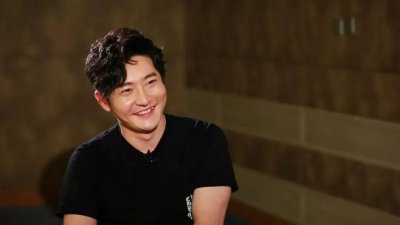 ​对话剧舞台是非常有敬畏心的话剧王子—郭京飞