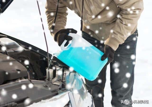 冬天加防冻液加多少（防冻液加多了有什么影响）