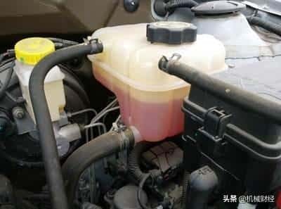冬天加防冻液加多少（防冻液加多了有什么影响）