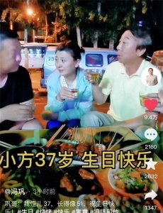 ​64岁冯巩在街边为侄儿庆生！吃路边摊无人认出，和闫学晶举杯喝酒